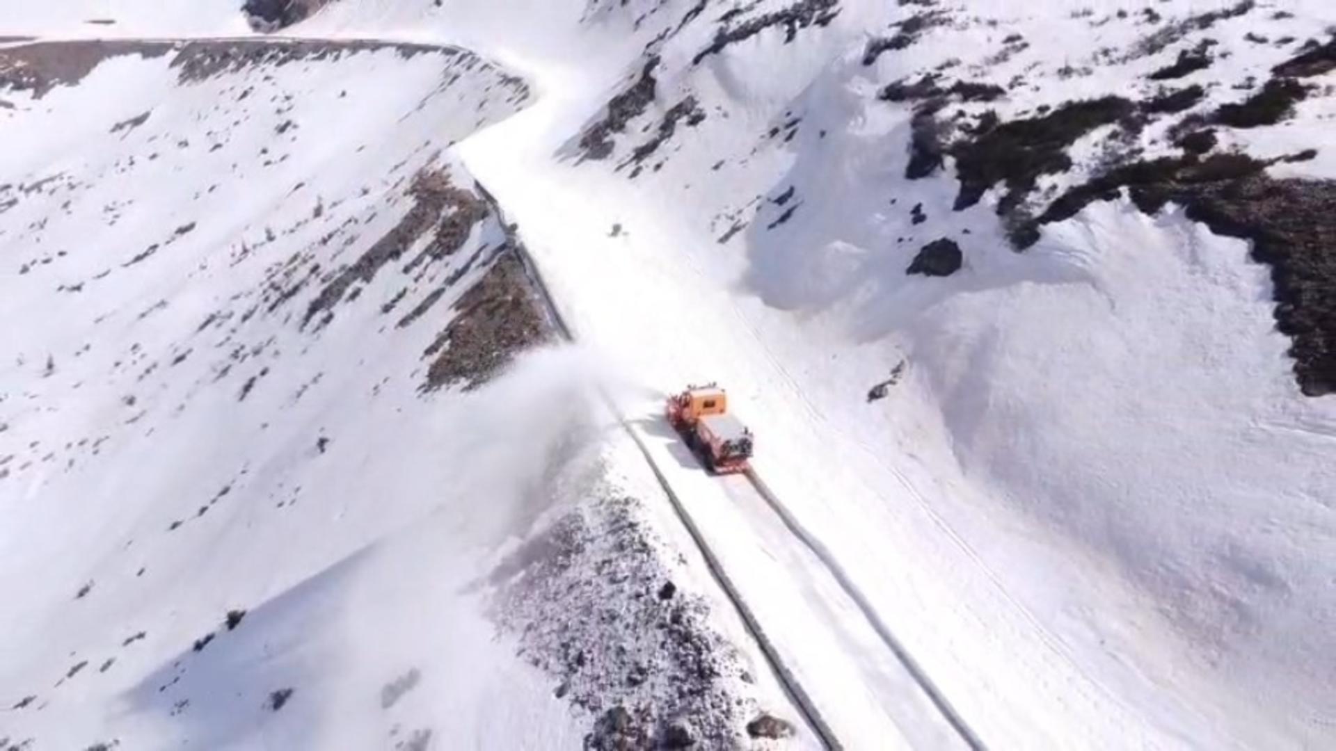 . Drumarii duc o luptă contracronometru cu zăpada de pe „Drumul Regelui”. Foto/DRDP Craiova